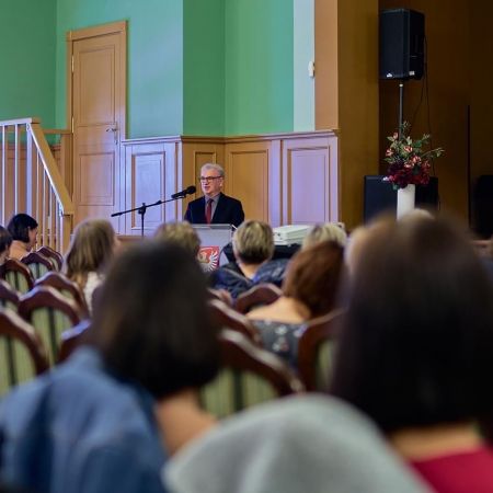 Starosta przemawia podczas konferencji w Szkole Muzycznej w Chełmży